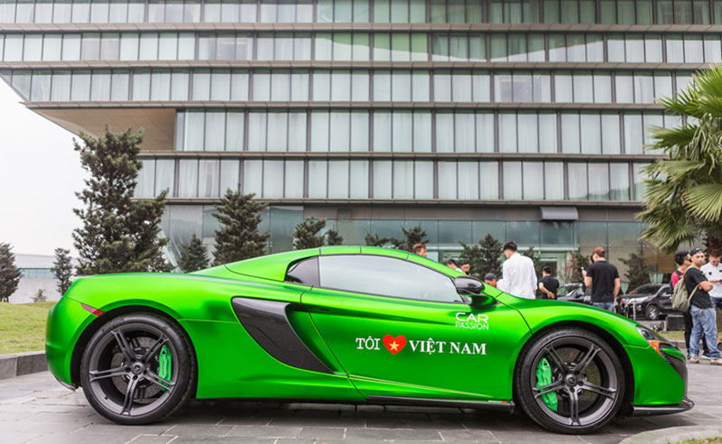 Dàn siêu xe Car & Passion bị bủa vây trên đường phố Hà Nội